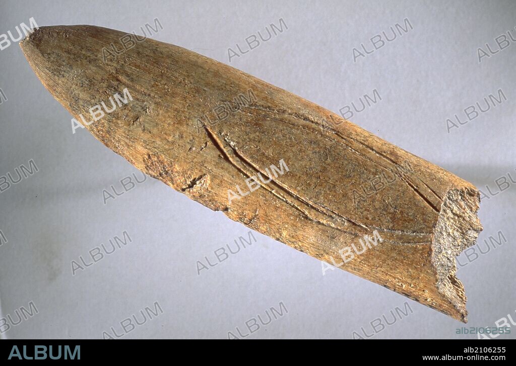 CINCEL DECORADO. PALEOLITICO. (DEPOSITO: MUSEO ARQUEOLOGICO NACIONAL).
