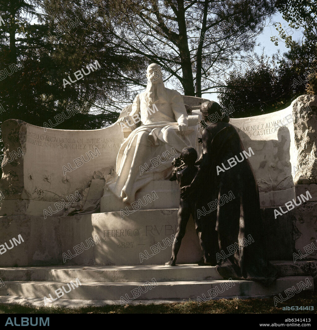 MIGUEL BLAY (1866-1936). MONUMENTO AL DOCTOR FEDERICO RUBIO Y GALI, 1906, EN BRONCE EL GRUPO DE UNA MUJER JOVEN QUE PRESENTA SUS HIJOS AL MEDICO, ESTE EN PIEDRA CALIZA.