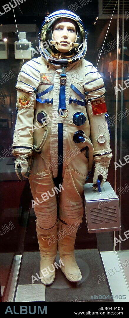 Krechet-94 spacesuit - the Soviet semi-rigid spacesuit with integrated life-support system. Designed under the direction of Guy Severin (1926-2008).