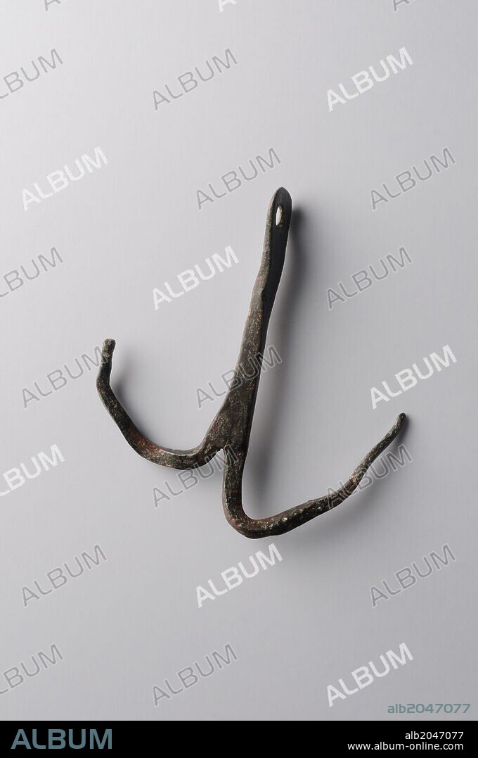 Anzuelo de bronce de dos puntas y con perforación . Largo 5, 6 cm Grosor 0, 6 cm Ancho 0, 6 cm Peso 3, 3 gramos.( Siglo I - III d. C ) - Epoca romana procedente de la " Casa de Hippolytus " - Yacimiento arqueológico de Complutum en Alcalá de Henares ( Madrid ). ESPAÑA .