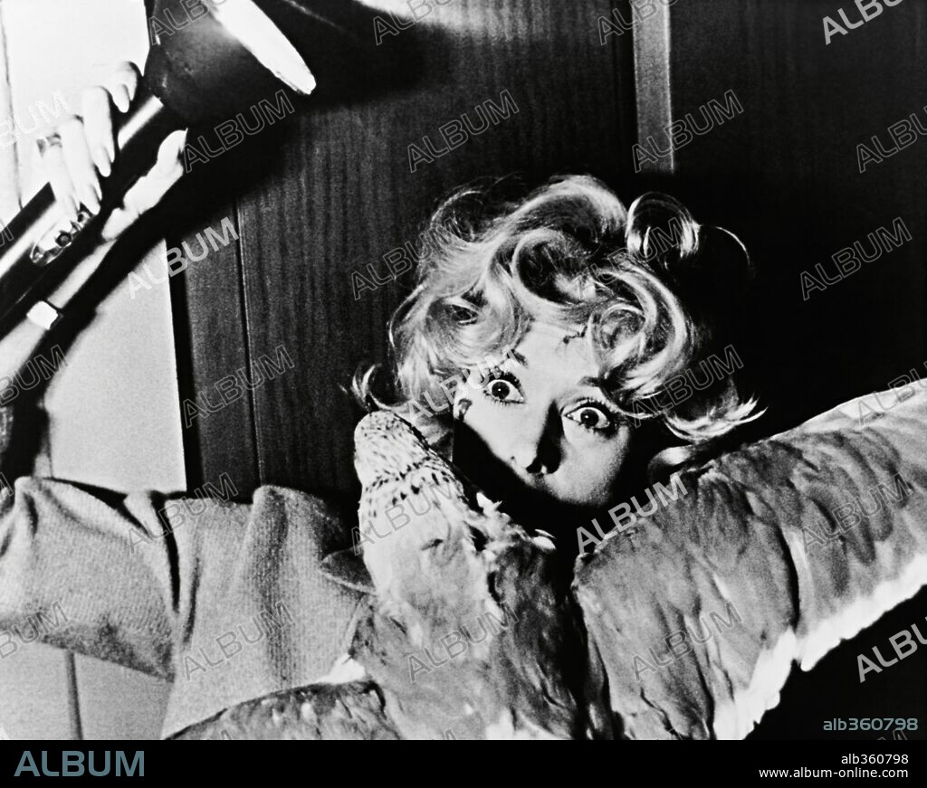 TIPPI HEDREN en LOS PÁJAROS, 1963 (THE BIRDS), dirigida por ALFRED HITCHCOCK. Copyright Alfred J. Hitchcock Productions.