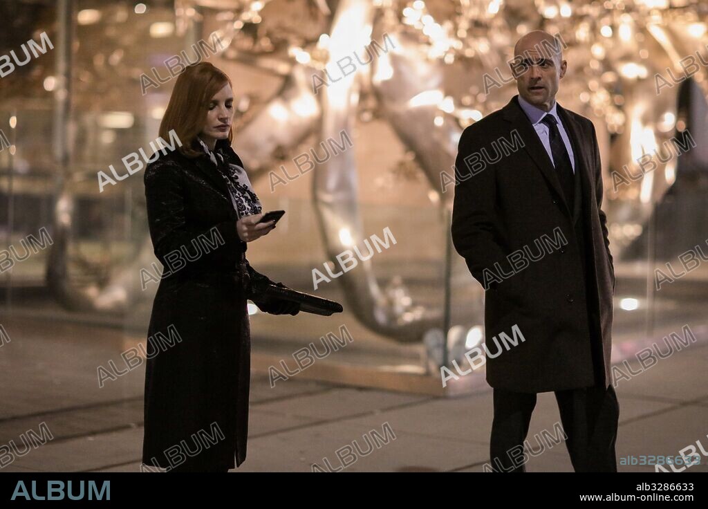 JESSICA CHASTAIN y MARK STRONG en EL CASO SLOANE, 2016 (MISS SLOANE), dirigida por JOHN MADDEN. Copyright TRANSFILM/ARCHERY PICTURES/CANAL+/FILMNATION ENT/FRANCE2 CIN.