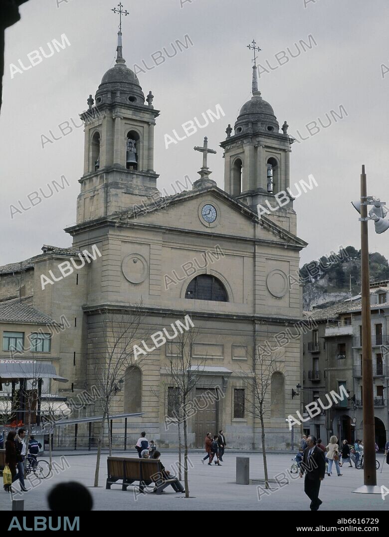 FACHADA DE LA IGLESIA DE SAN JUAN BAUTISTA SITUADA EN LA PLAZA DE LOS FUEROS - FOTO AÑOS 90.