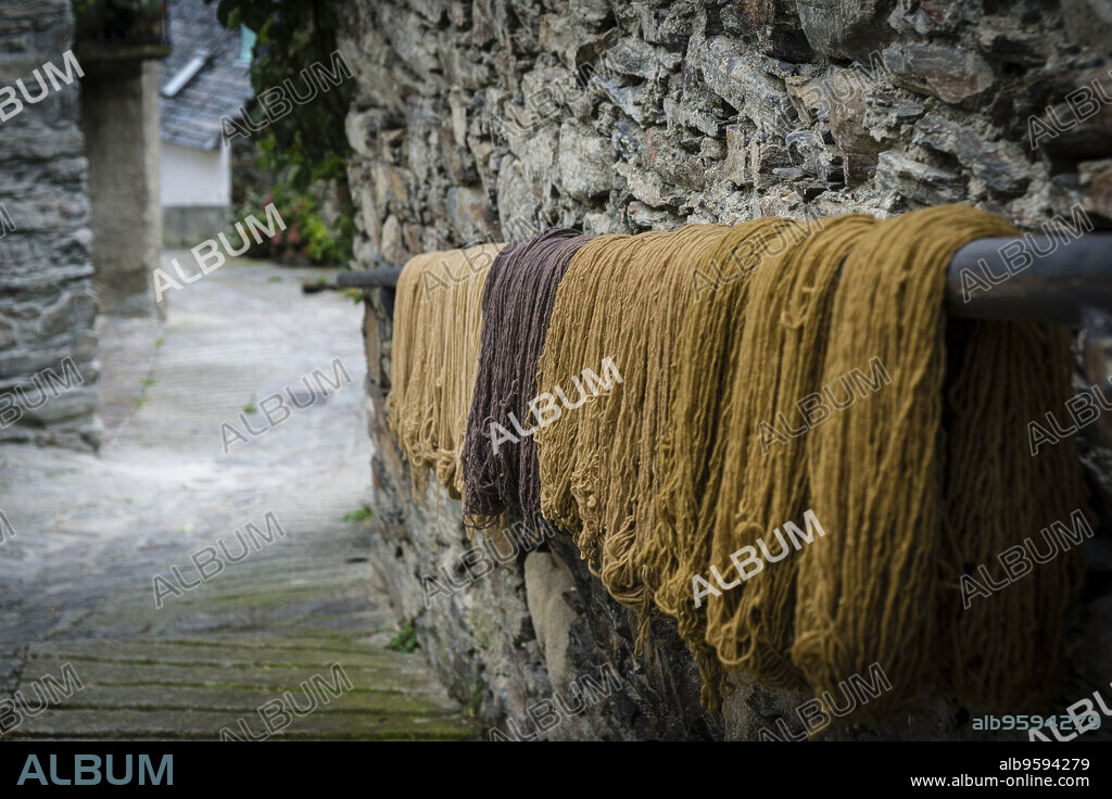lana de oveja aranesa, Bausen, valle de Aran, cordillera de los Pirineos, Spain, europe.