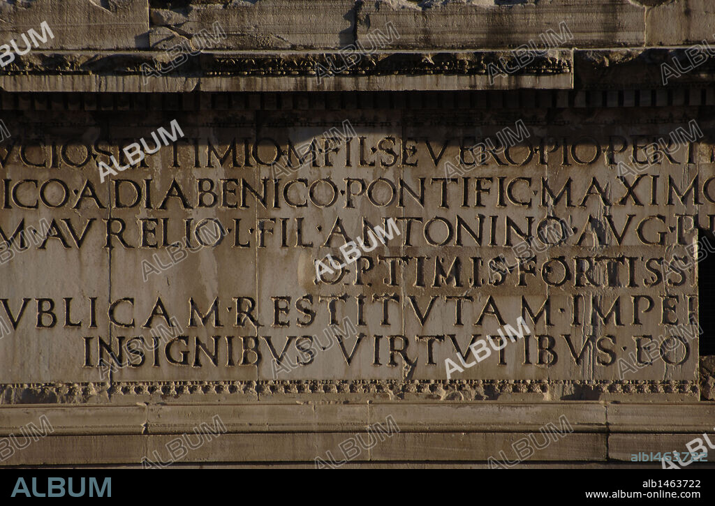Detalle de la INSCRIPCION del ARCO DE SEPTIMIO SEVERO, erigido en el 203 a. C. en honor a este emperador y a sus hijos Caracalla y Geta, por sus victorias frente a los Partos. FORO ROMANO. ROMA. Italia.