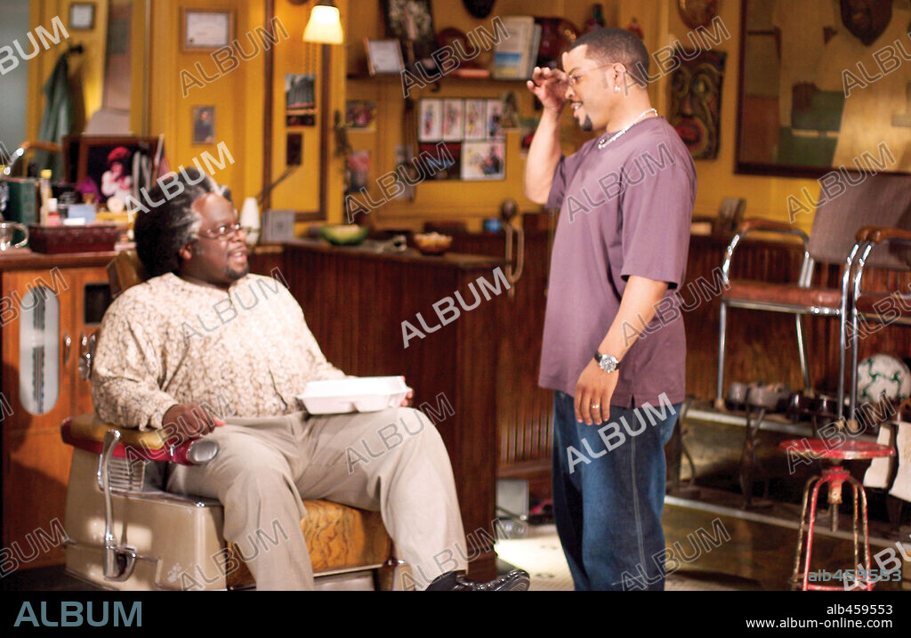 CEDRIC THE ENTERTAINER and ICE CUBE in BARBERSHOP 2: BACK IN BUSINESS, 2004, directed by KEVIN RODNEY SULLIVAN. Copyright METRO GOLDWYN MAYER / BENNETT, TRACY.