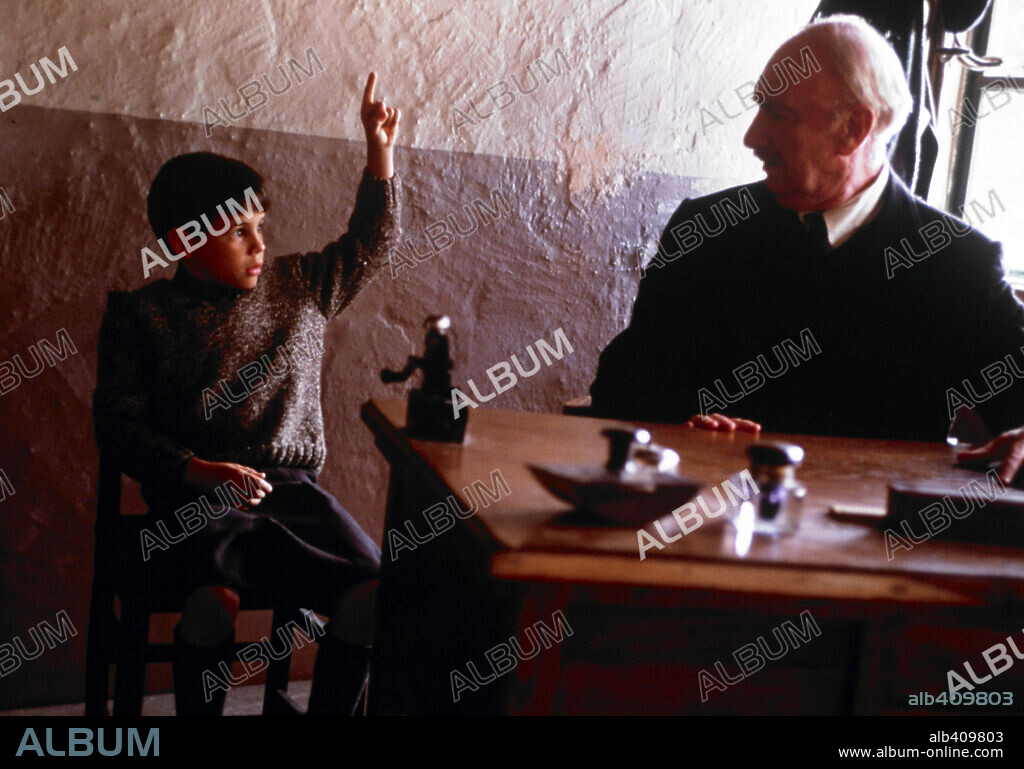 FERNANDO FERNAN GOMEZ y MANUEL LOZANO en LA LENGUA DE LAS MARIPOSAS, 1999, dirigida por JOSE LUIS CUERDA. Copyright WARNER SOGEFILMS.