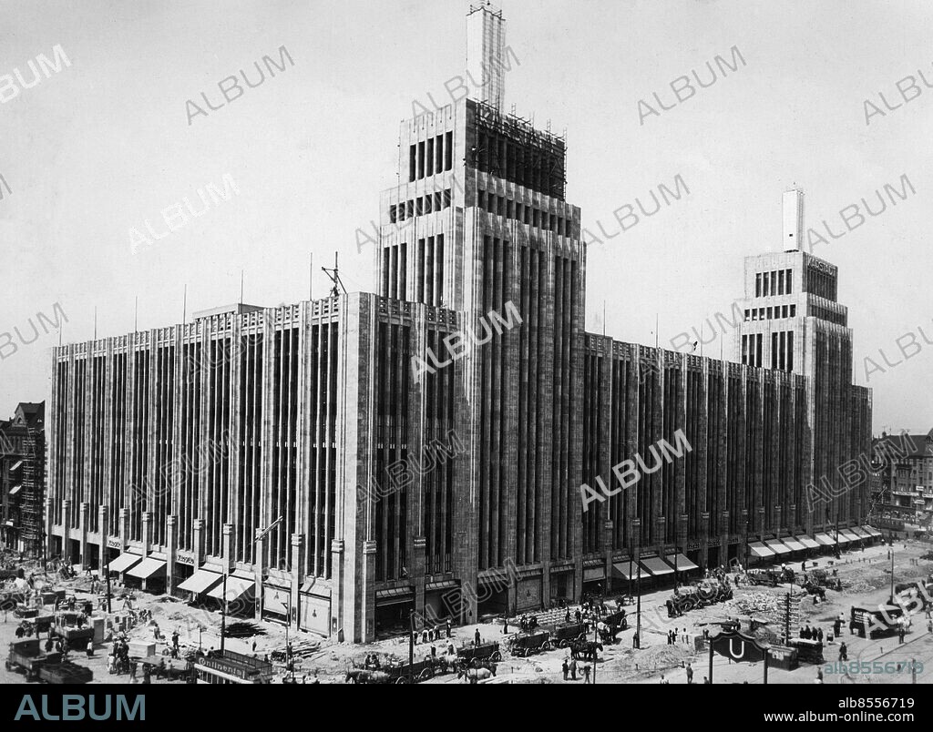 ARKIV BERLIN 1929. Det nyöppnade varuhuset Karstadt vid Hermannplatz i Neukölln, Berlin. Foto: Scherl / SVT / Kod: 5600 AB Text & Bilder Tysk originalbildtext Mapp: Varuhus Tyskland (Karstadt) 5501 A Fasader Torn sites: BERLIN;TYSKLAND PhotoDate:1929-01-01.