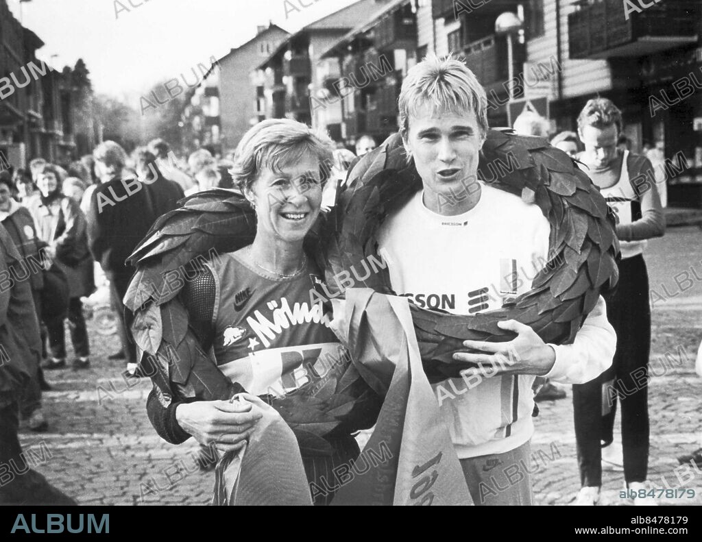 Göteborg 1986-11-09. Mats Erixon - en av Sveriges mest framgångsrika långdistanslöpare under 1980- och 1990-talen - Erixon innehar även rekordet på flest segrar i GöteborgsVarvet då han vunnit detta fem gånger - på bilden ses Erixon och Marie-Louise Midde Hamrin ha fått segerkransar *** Local Caption *** GP Foto: Thore leykauff. KAMERAREPORTAGE.