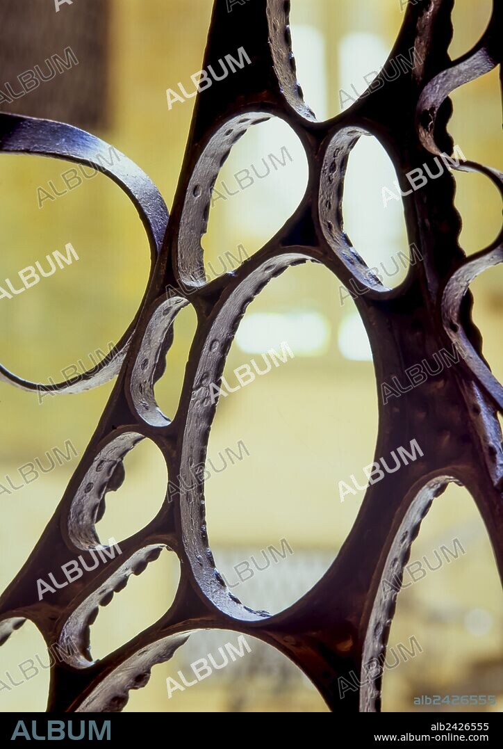 ANTONI GAUDÍ. LA PEDRERA. DETALLE BARANDA, ACCESO A COCHERAS.