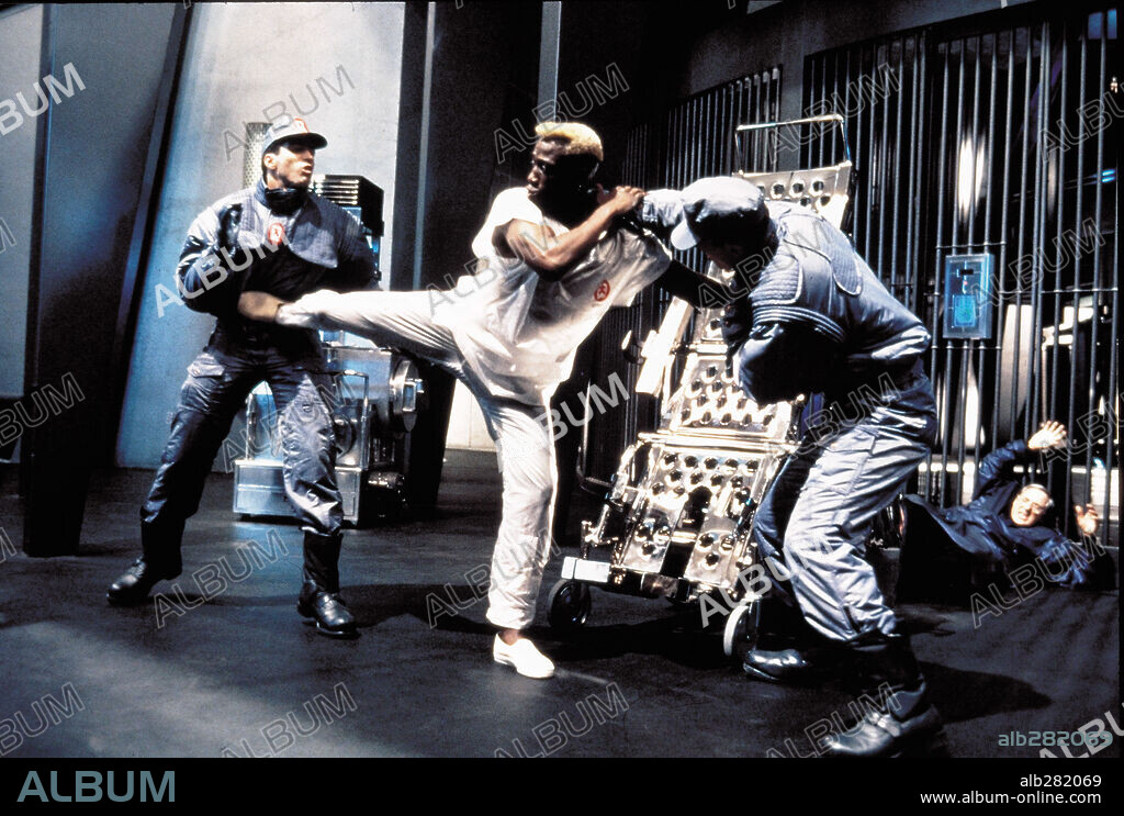 WESLEY SNIPES in DEMOLITION MAN, 1993, directed by MARCO BRAMBILLA. Copyright WARNER BROS/SILVER PICTURES.