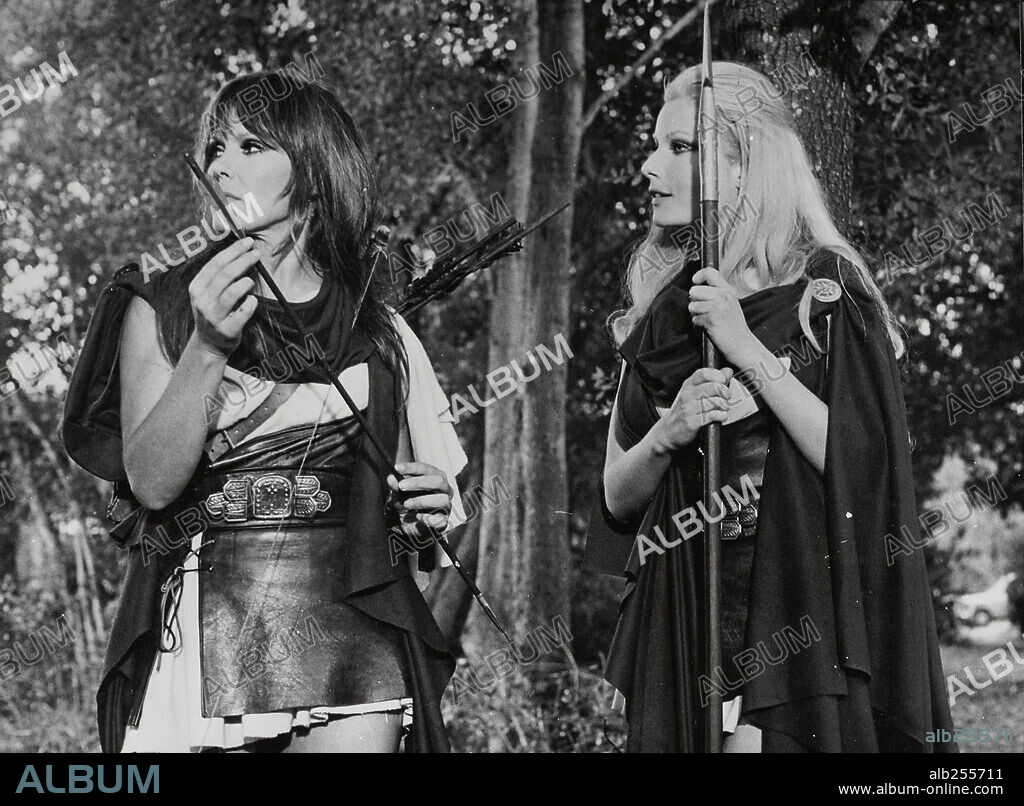 ALENA JOHNSTON y SABINE SUN en LAS AMAZONAS, 1974 (LE GUERRIERE DAL SENO NUDO), dirigida por TERENCE YOUNG.