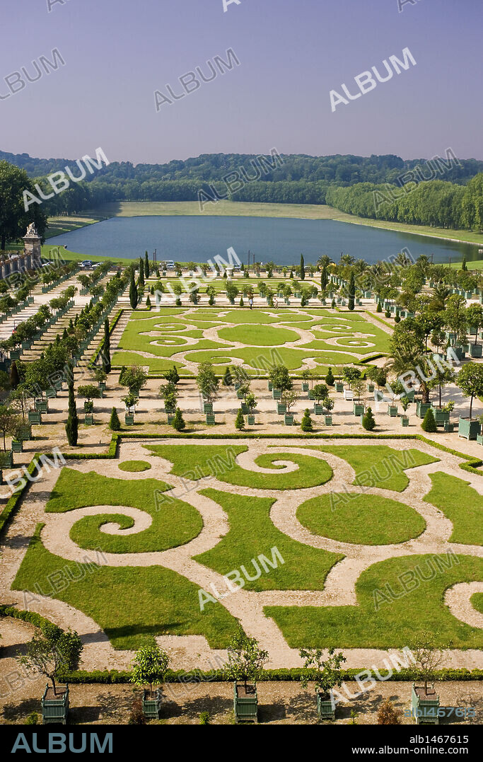 ARTE BARROCO. FRANCIA. PALACIO DE VERSALLES. Construído por orden de Luís XIV por los arquitectos LE VAU (1612-1670) y HARDOUIN-MANSART (1678-1708) Vista parcial de los JARDINES, diseñados por el jardinero real André LE NÔTRE (1613-1700). Declarado Patrimonio de la Humanidad por la UNESCO.