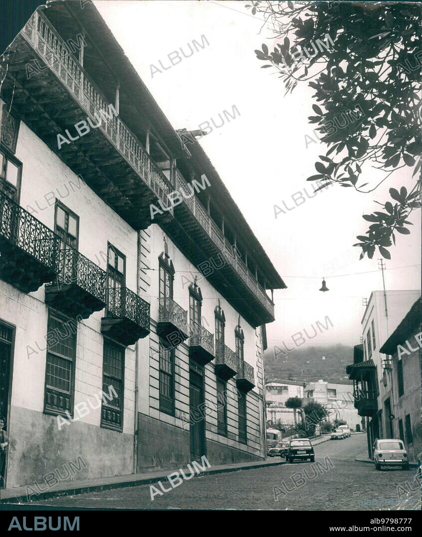 1969. Vista de una calle de la Orotava (Tenerife).