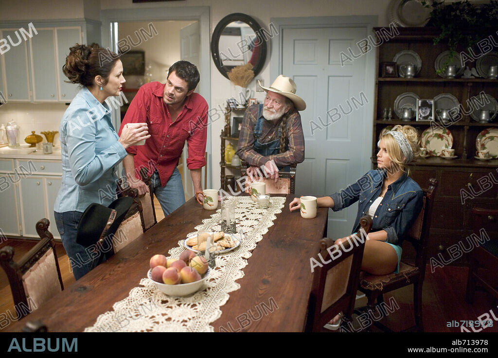 JESSICA SIMPSON, JOHNNY KNOXVILLE, LYNDA CARTER and WILLIE NELSON in THE DUKES OF HAZZARD, 2005, directed by JAY CHANDRASEKHAR. Copyright WARNER BROS.