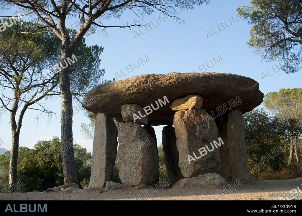 Dolmen "La Pedra Gentil". Neolítico. Vallgorguina. Barcelona.