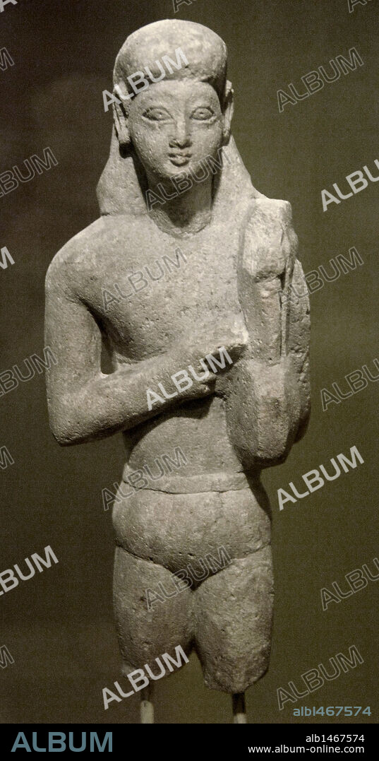 ARTE GRIEGO. CHIPRE. Estatua de APOLO CON SU LIRA hallada en Poros. Fechada entre los años 600-550 a. C. Museo de Arte Cicládico y Griego Antiguo. Atenas. Grecia.