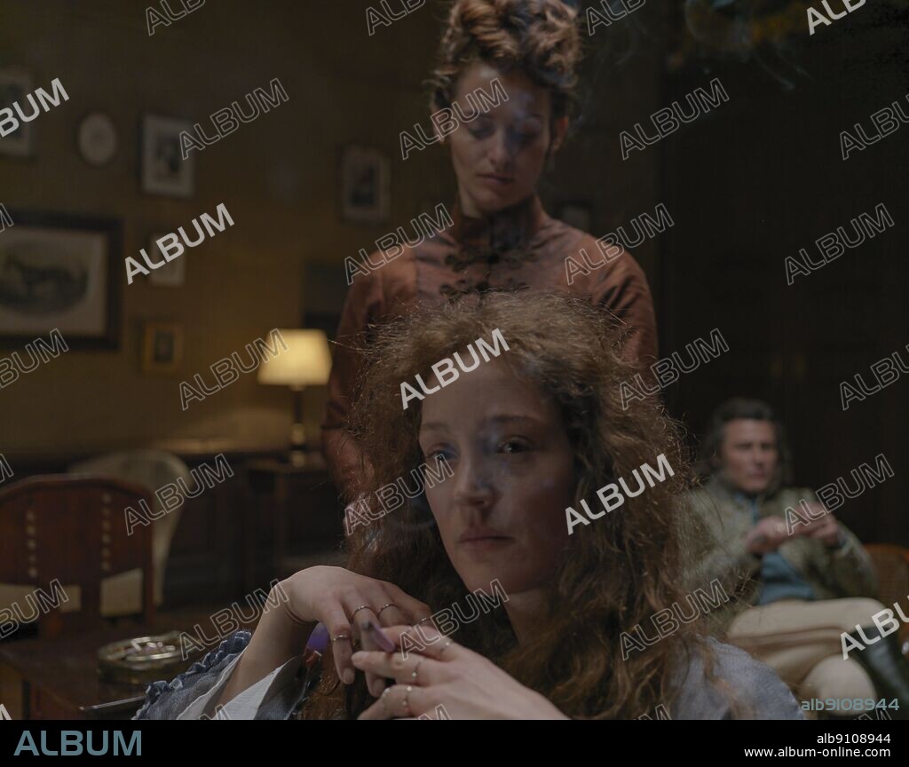 KATHARINA LORENZ and VICKY KRIEPS in CORSAGE, 2022, directed by MARIE KREUTZER. Copyright Film AG Produktion.