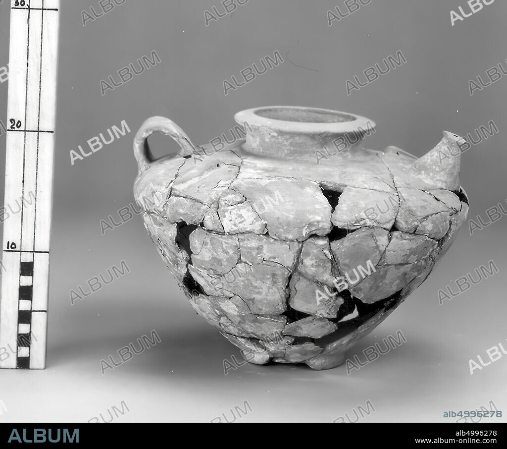 Type: 14, medium-sized pottery, uruk-red pot, 1 handle, 1 spout (fake), 2 simple 2 double (1-storied) shoulder lugs, small stand ring, concentric notches on shoulder (partly 2, partly 3), not complete, jug, earthenware, H. 22,5, D (bottom) 9, D (max) 9,2, D (edge) 12 cm, Uruk Period -3800.
