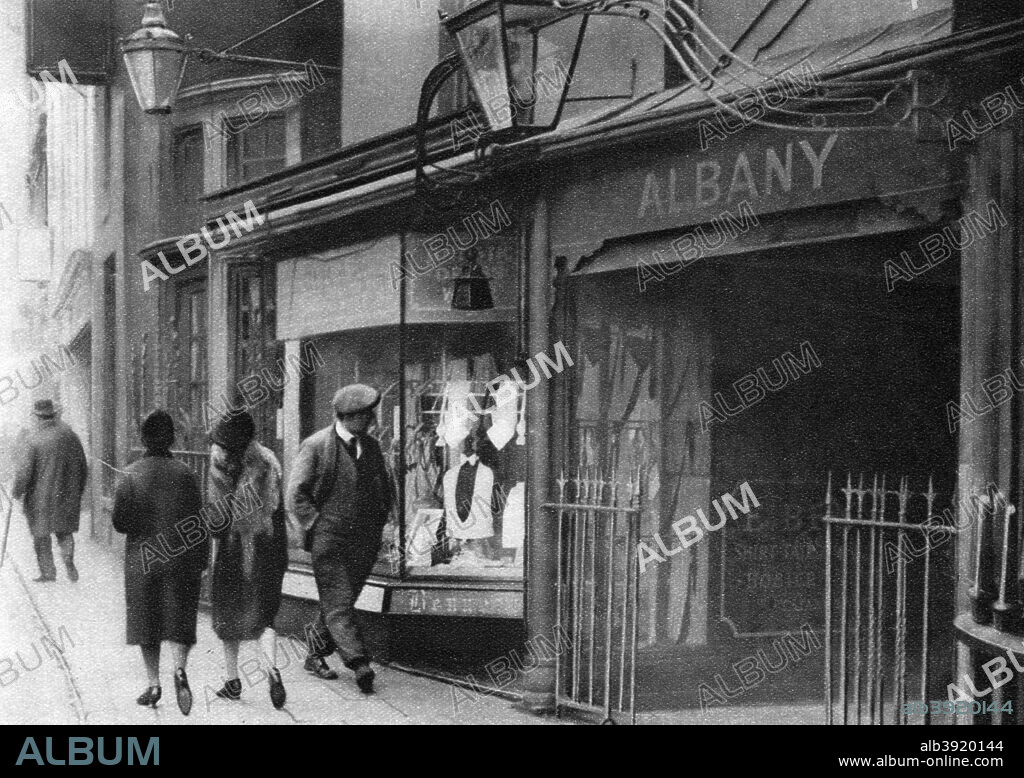 Gatehouse in Vigo Street leading to the Albany chambers, London, 1926-1927. Byron, Lord Lytton, Macaulay and Gladstone were all o Vigo Street. From Wonderful London, volume II, edited by Arthur St John Adcock, published by Amalgamated Press (London, 1926-1927).