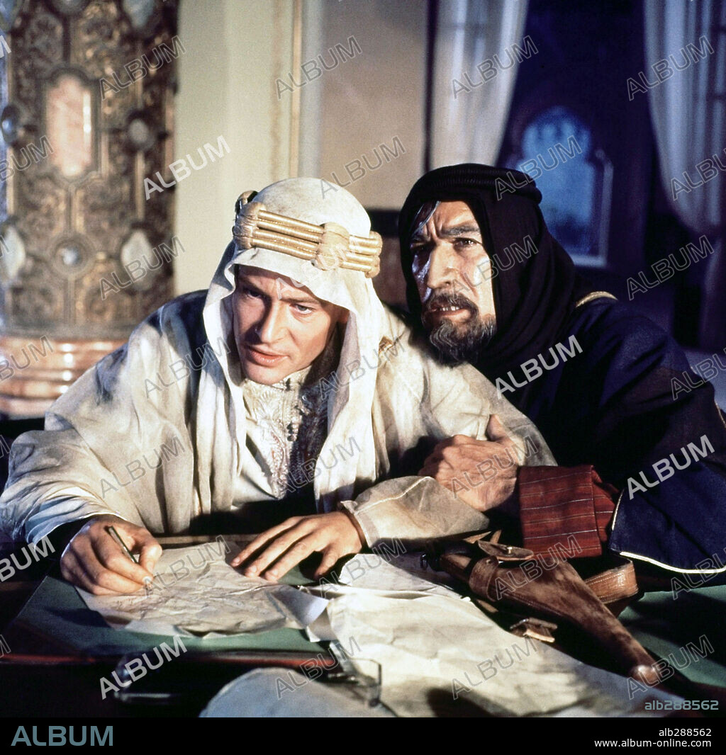 ANTHONY QUINN and PETER O'TOOLE in LAWRENCE OF ARABIA, 1962, directed by DAVID LEAN. Copyright COLUMBIA PICTURES.