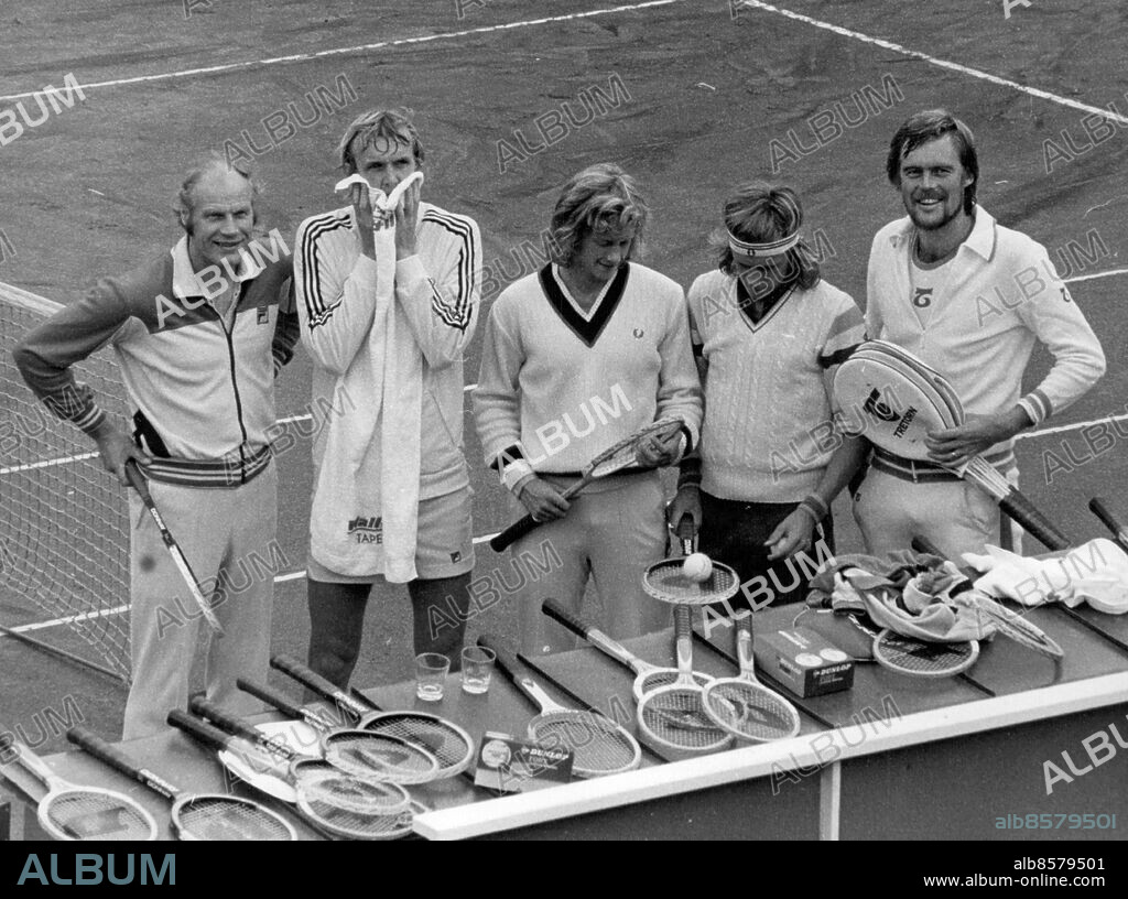Båstad 1975-09-19. Tränaren och DC-kaptenen Lennart Bergelin samt spelarna Birger Andersson, Rolf Norberg (reserv), Björn Borgoch Ove Bengtson ser på racketarna i samband med Davis Cup-matchen mot Chile . Foto: Lennart Nygren / SvD / TT / kod 12014.