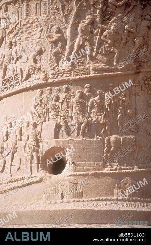 Rom - Roma (Italien), Trajanssäule - Colonna Traiana. (113 n. Chr.; mit Reliefs der Feldzüge Trajans gegen die Daker 101/2 und 105/06 n. Chr.). Ausschnitt: "Kaiser Trajan besichtigt eine Bergfestung" (oben) u. Ankunft Trajans auf dem Kriegsschauplatz (unten).