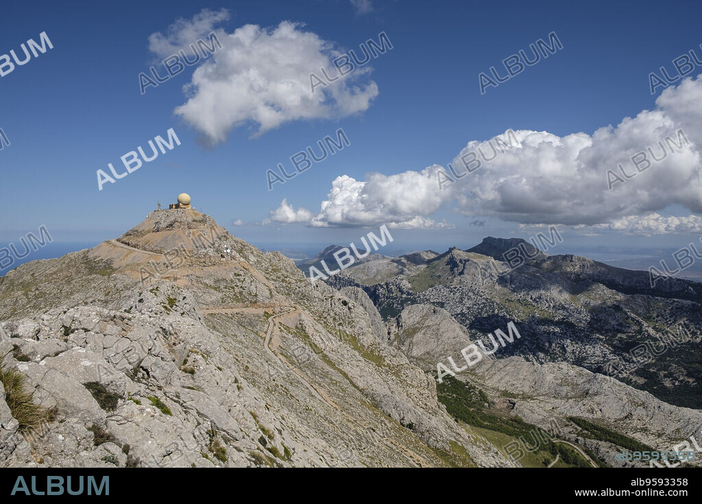 Puig Major, punto más elevado de las Islas Baleares, 1445 metros, y Puig de Massanella, 1364,1841 metros, segunda cima de la sierra , Sierra de Tramuntana, municipio de Escorca, Mallorca, balearic islands, Spain.