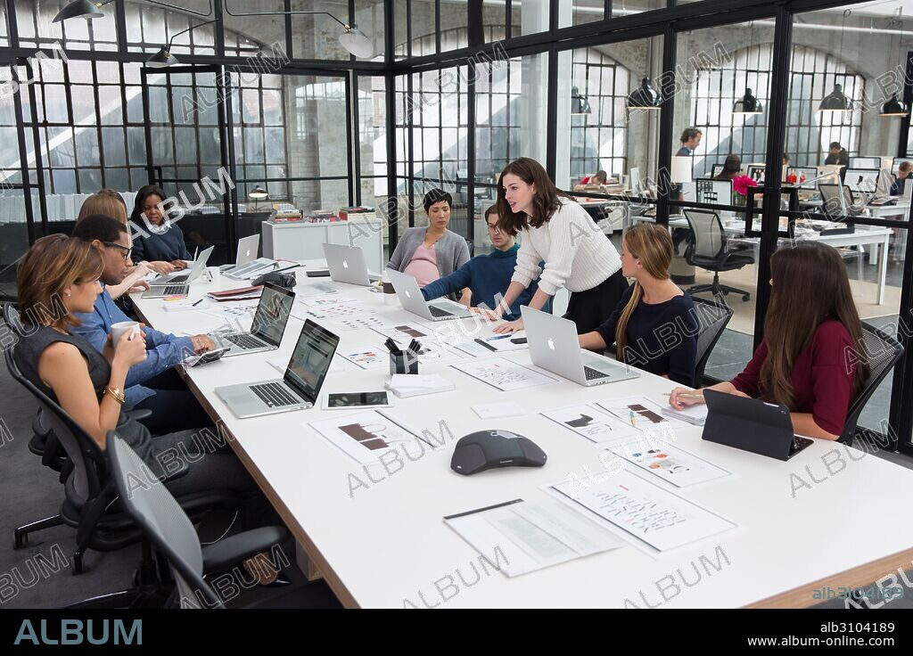 ANNE HATHAWAY en EL BECARIO, 2015 (THE INTERN), dirigida por NANCY MEYERS. Copyright WAVERLY FILMS / DUHAMEL, FRANÇOIS.