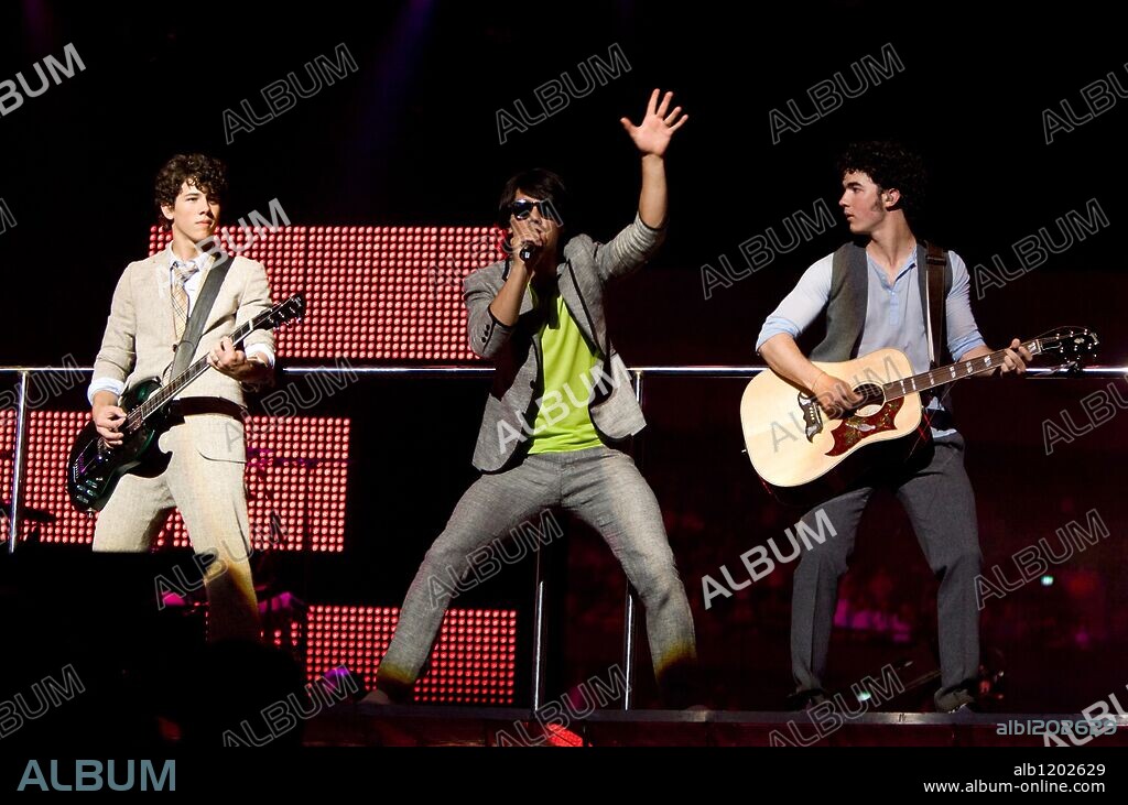 JOE JONAS, KEVIN JONAS and NICK JONAS in JONAS BROTHERS: THE 3D CONCERT EXPERIENCE, 2009, directed by BRUCE HENDRICKS. Copyright Chapman-leonard studio equipment/ film source/ / MASI, FRANK.