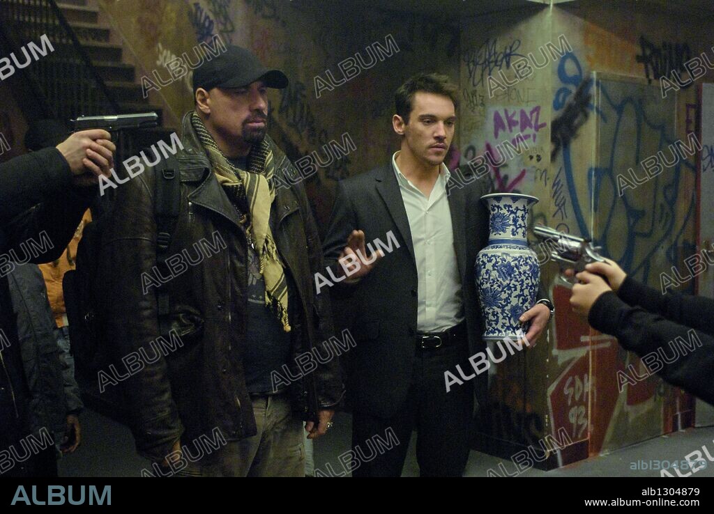 JONATHAN RHYS MEYERS y TRAVOLTA JOHN. JOHN TRAVOLTA y JONATHAN RHYS MEYERS en DESDE PARIS CON AMOR, 2010 (FROM PARIS WITH LOVE), dirigida por PIERRE MOREL. Copyright EUROPA CORP.