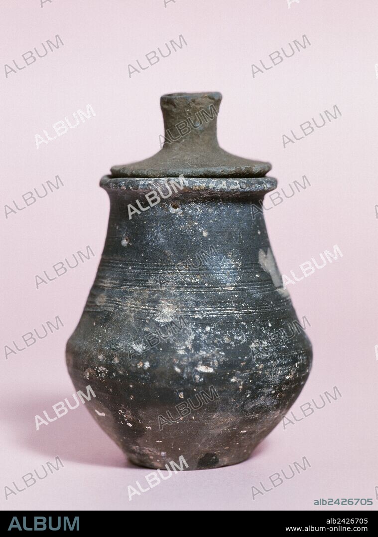 ARTE ROMANO. ESPAÑA. BOTE. Vasija pequeña cilíndrica de terracota, para uso ordinario. Pieza procedente de Empúries (comarca del Alt Empordà, provincia de Girona). Siglo sin determinar. Museu Episcopal del Vic. Provincia de Barcelona. Comarca de Osona. Cataluña.