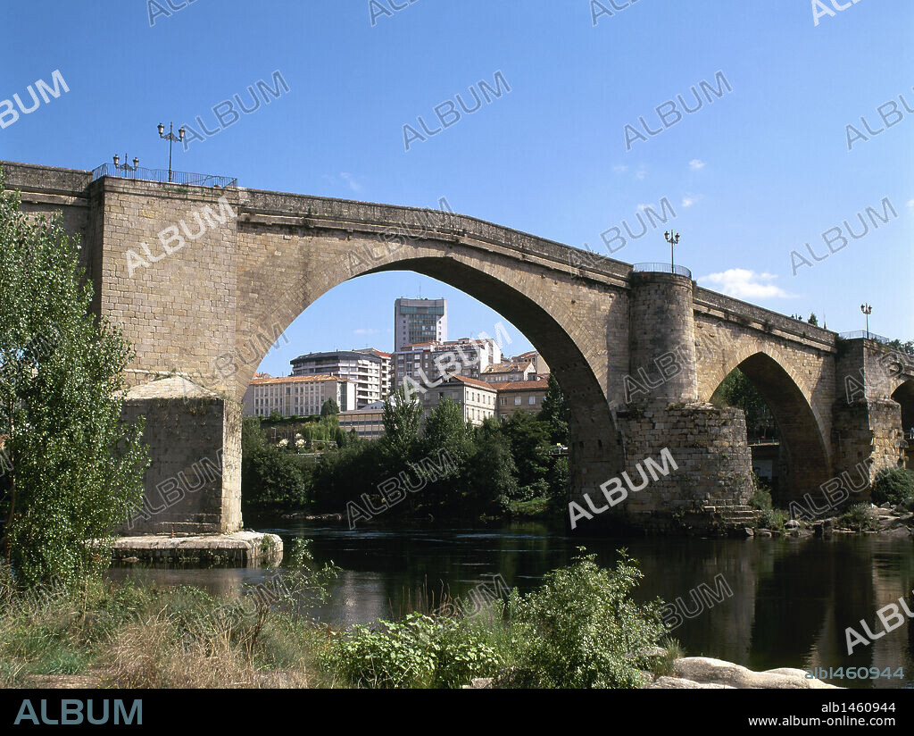 GALICIA. OURENSE. PUENTE ROMANO sobre el RIO MIÑO. Fue restaurado en la Edad Media. Tiene 370 m. de longitud y cuenta con siete arcos con una altura máxima de 38 m. España.