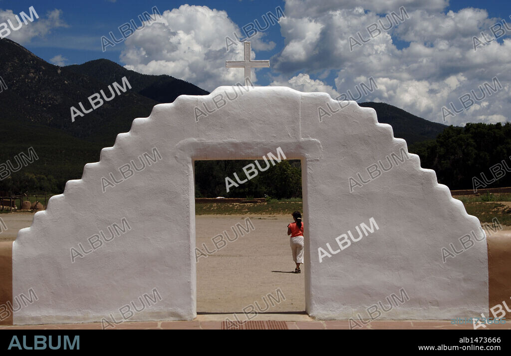 ESTADOS UNIDOS. PUEBLO DE TAOS. Habitado por indios Tiwa, de la tribu Pueblo. Vista de la entrada al recinto de una iGLESIA construída de adobe. Declarado Patrimonio de la Humanidad por la UNESCO. Estado de Nuevo México.
