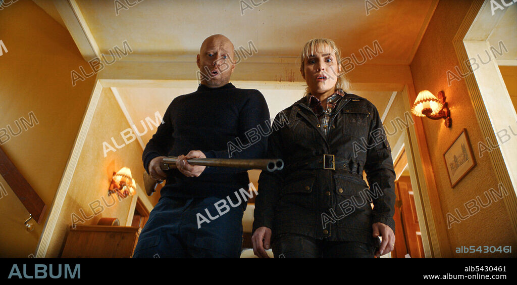 AKSEL HENNIE y NOOMI RAPACE en EL VIAJE, 2021 (I ONDE DAGER), dirigida por TOMMY WIRKOLA. Copyright 74 Entertainment.