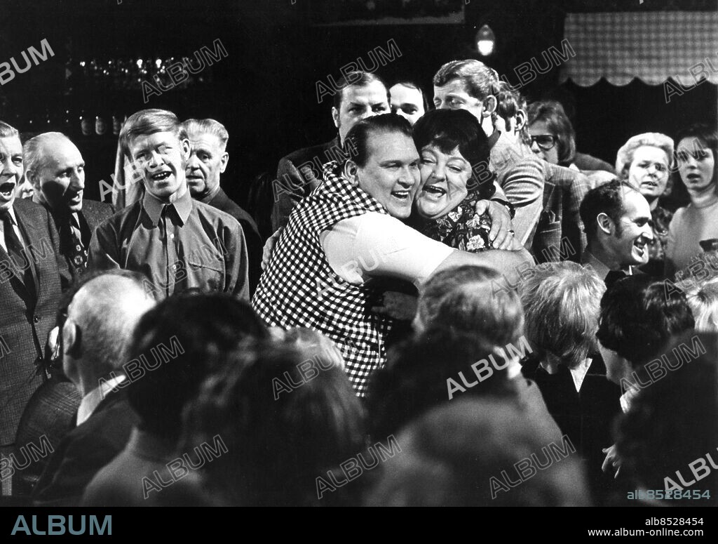 GÖTEBORG 1975.. Utan bildtext. Anm. Kramar Sång persons: STEN ÅKE CEDERHÖK;SONJA HEDENBRATT sites: SVERIGE;GÖTEBORG.