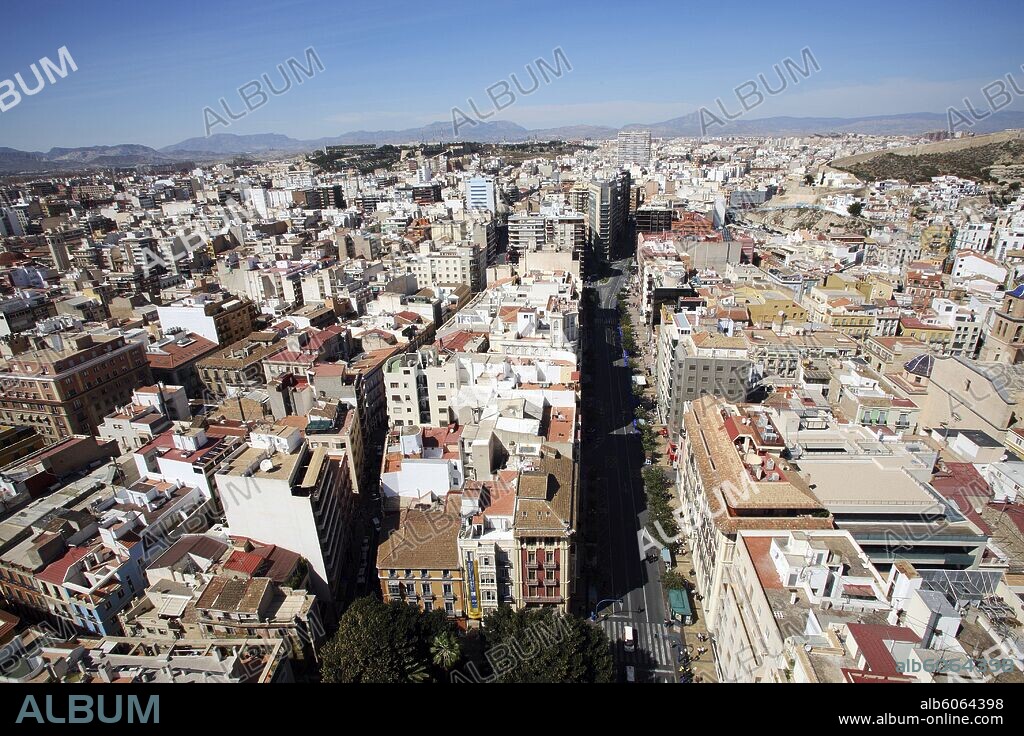 Alicante (capital);  vista aérea de la ciudad; en el centro, la Rambla de Méndez Nuñez que separa la ciudad antigua (der.) de la nueva (izq.).