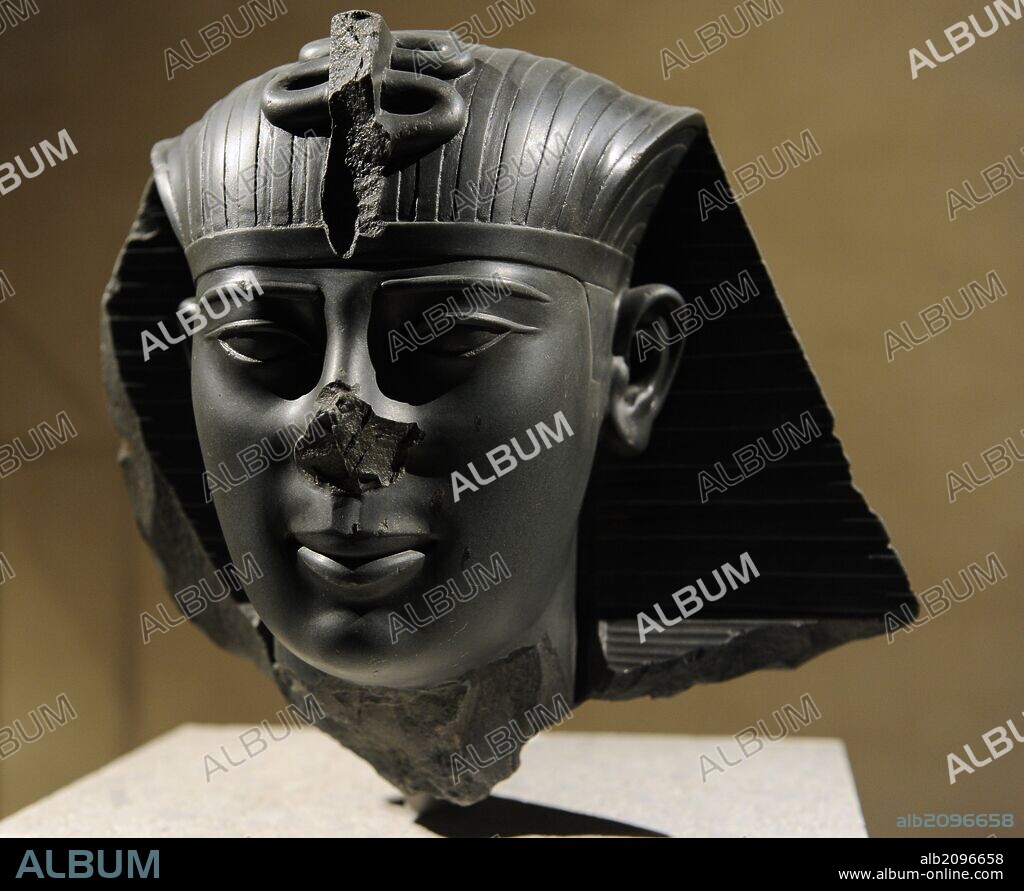 ARTE EGIPCIO. EGIPTO. Cabeza de la estatua del faraon Amosis II (570-538 a. C.). Dinastía XVI. Hacia el 550 a. C. Pieza procedente de Sais, antigua capital reino. Neues Museum (Nuevo Museo). Berlín. Alemania. Europa.