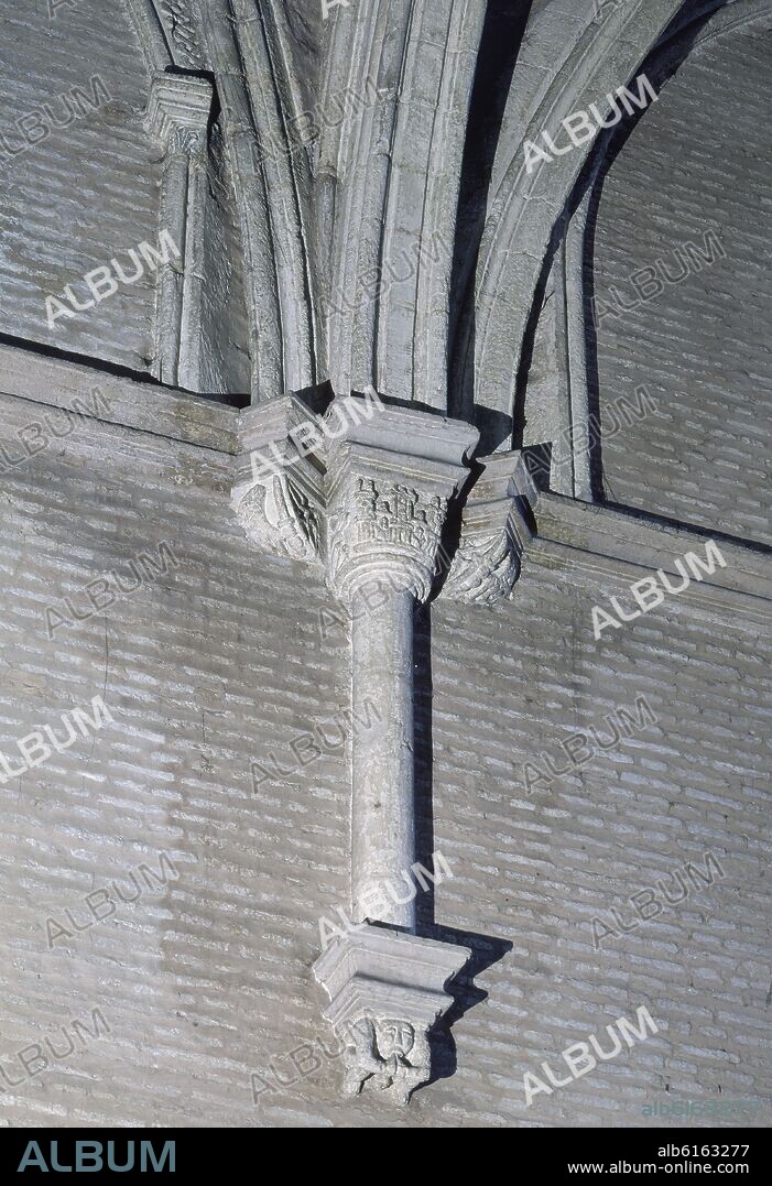INTERIOR- COLUMNA SOBRE MENSULA FIGURADA QUE SOSTIENE LOS ARCOS FAJONES -S XIII.