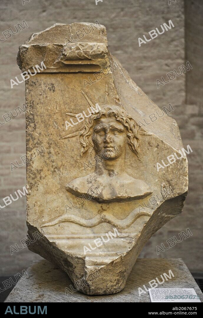 ARTE ROMANO. Altar del sol, el dios sol. La inscripción da una fecha (87 AD) y el nombre de dedicante, el esclavo Euporianus Abascantus. Glyptothek. Munich. Alemania. Europa.