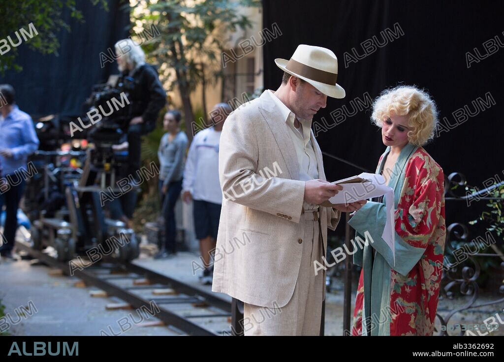 BEN AFFLECK, ROBERT RICHARDSON and SIENNA MILLER in LIVE BY NIGHT, 2016, directed by BEN AFFLECK. Copyright APPIAN WAY/PEARL STREET FILMS/WARNER BROS. / FOLGER, CLAIRE.