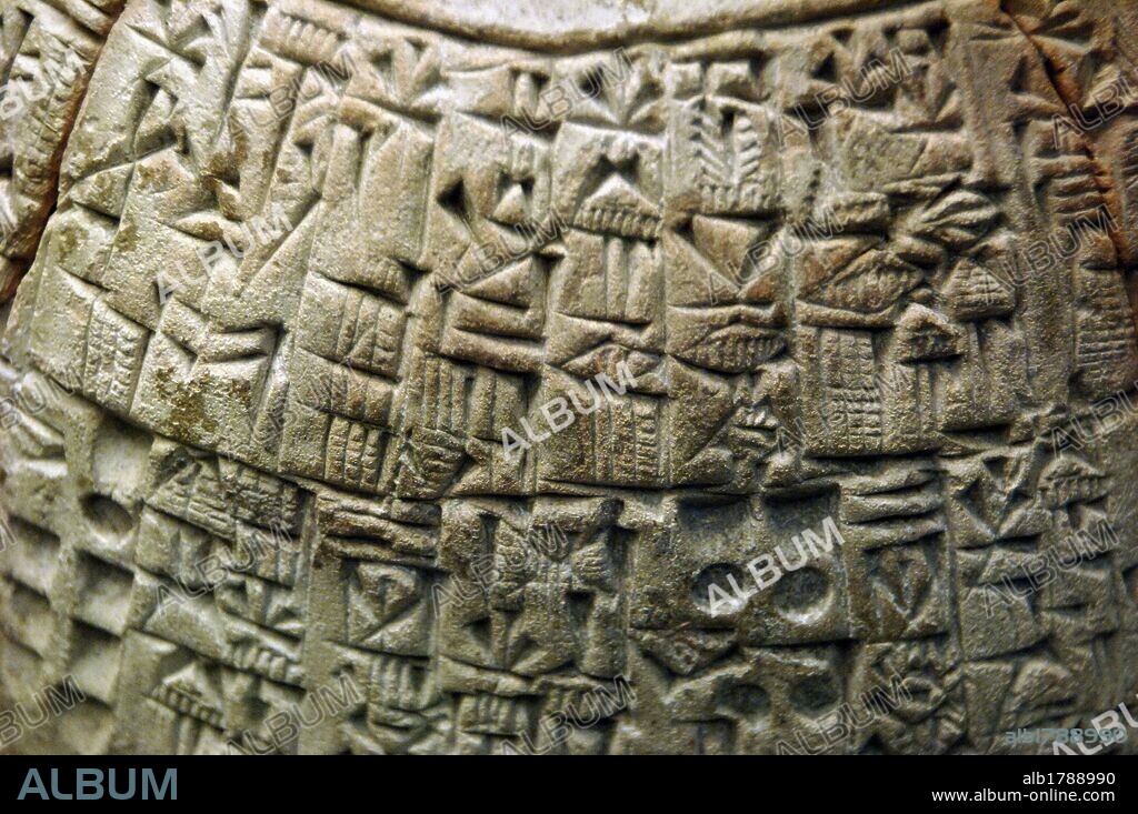 INSCRIPCION CON ESCRITURA CUNEIFORME en un vaso de terracota. Fechada durante el reinado de Lugalzagezi, hacia el año 2330 a. C. El texto hace referencia al enfrentamiento entre las ciudades de Umma y Lagash centrándose en la versión de Umma. La versión de Lagash está explicada en la "Estela de los Buitres". Período Dinástico Arcaico III. Procede de Umma. Museo Británico. Londres. Inglaterra. Reino Unido.