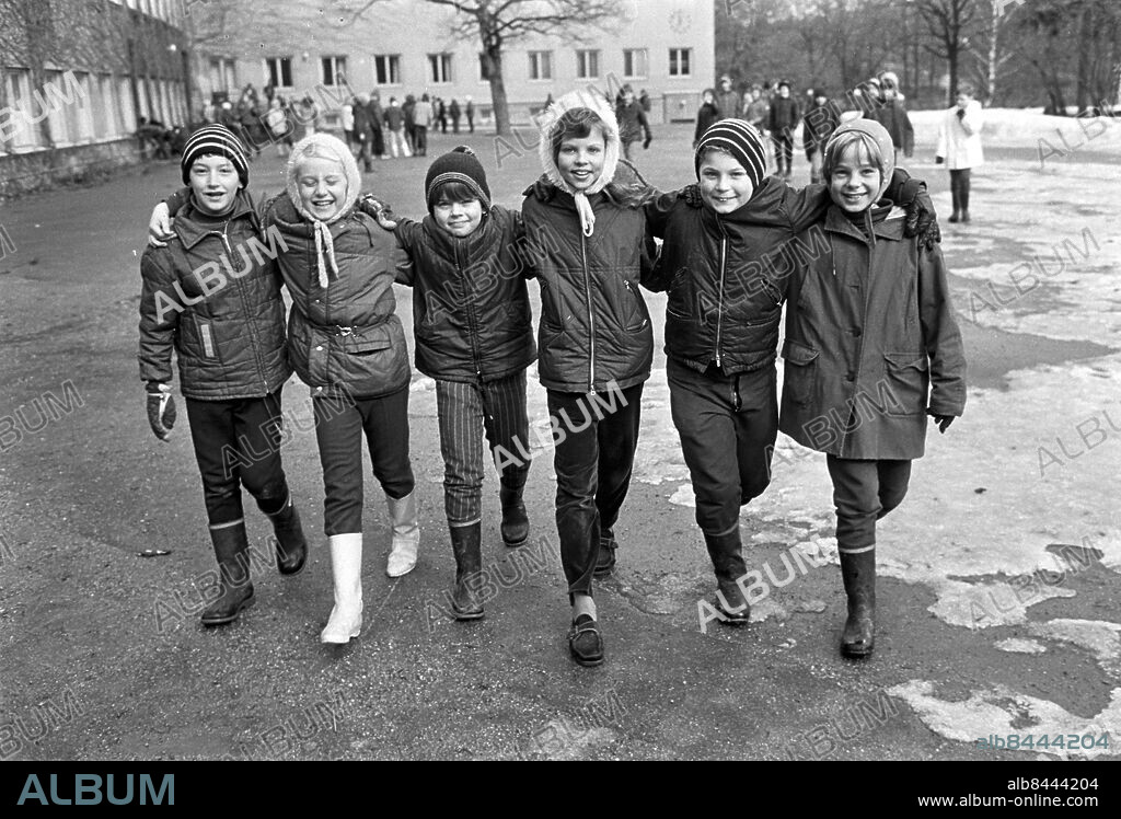 BROMMA 1968.. Elever på Olovslundsskolan i Bromma, som medverkar i Barnens melodiradio. Här ses från vänster kompisarna Lelle, Snurran, Micke, Mia, Janne och Sara.. Foto: Ulf Stråhle / RiR / SVT / Kod: 5600. RiR 19012 sv/v neg  . Vänner På rad.