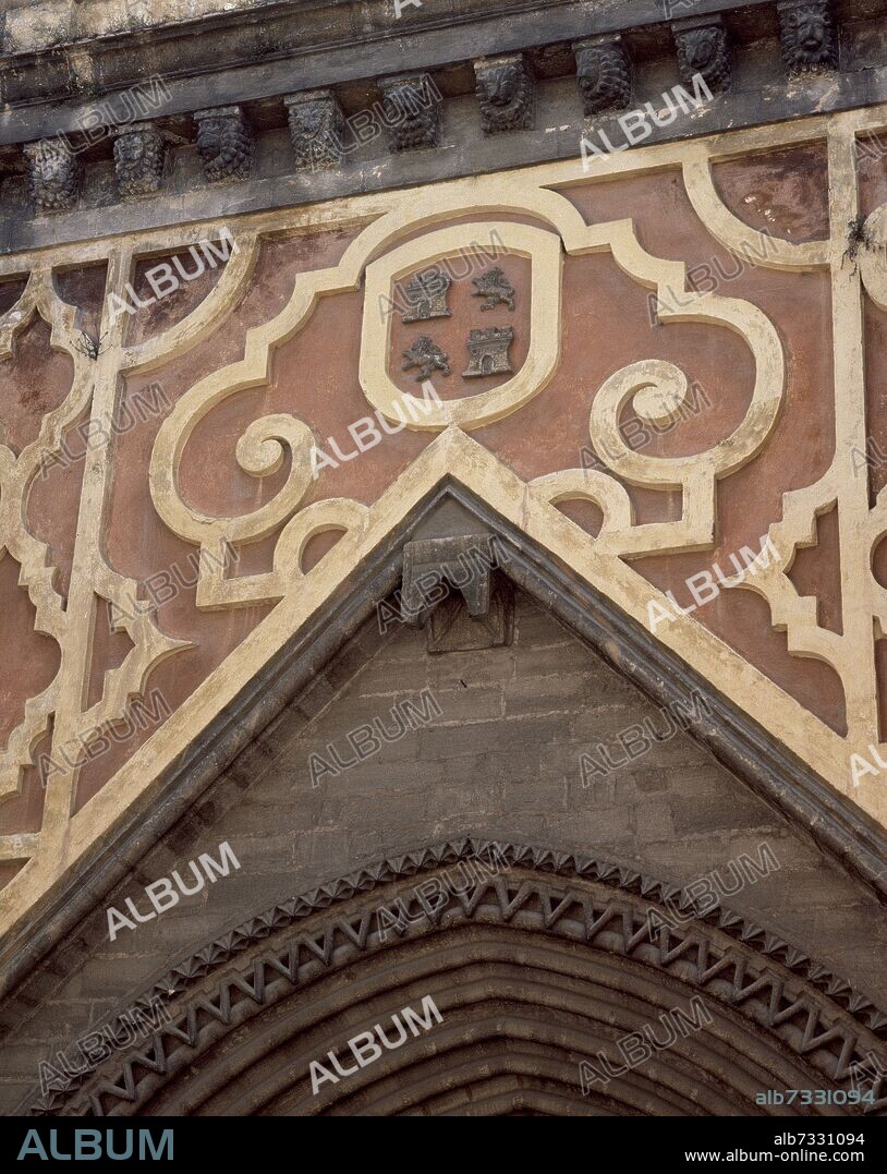 PORTADA LATERAL DE LA IGLESIA DE SANTA ANA DE TRIANA - SIGLO XIV - ESCUDO DE LEON Y CASTILLA.