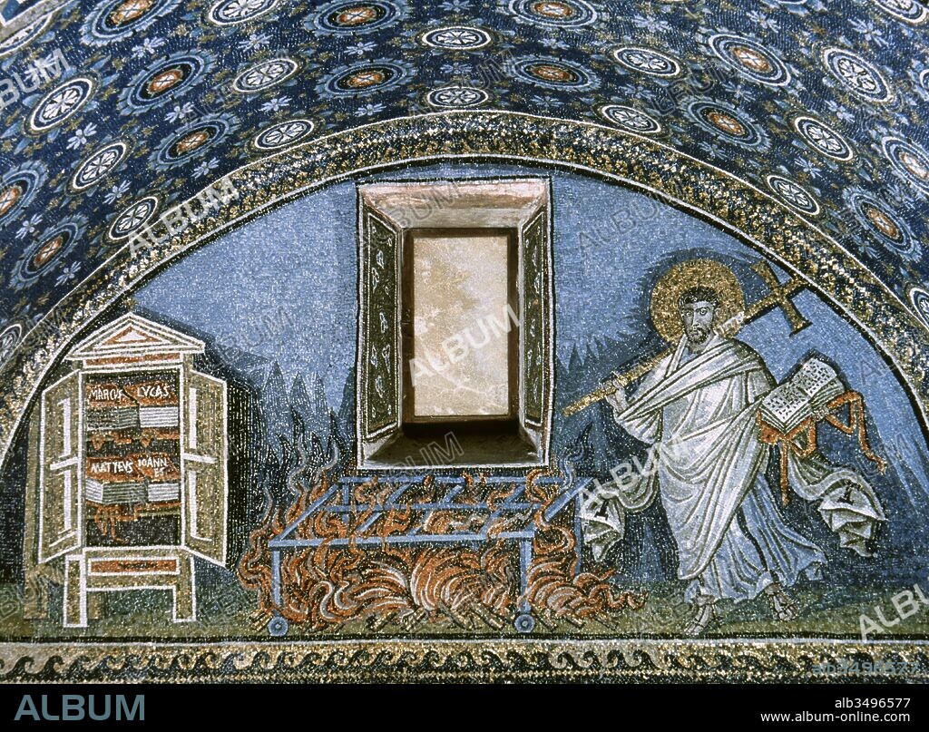 Mausoleo de Gala Placidia. Siglo V. Mosaico paleocristiano sobre el tímpano de la cabecera, presidiendo la capilla. Detalle con la representación de San Lorenzo dirigiéndose a su martirio. Santo martirizado en 258 por el emperador Valeriano. Rávena, Italia.