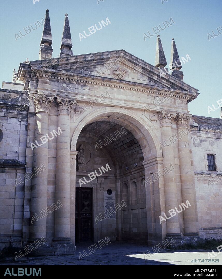 PORTADA NEOCLASICA DE LA FACHADA SEPTENTRIONAL DE LA CATEDRAL DE ZAMORA QUE SUSTITUYO A LA ORIGINAL TRAS EL INCENDIO DE 1591.