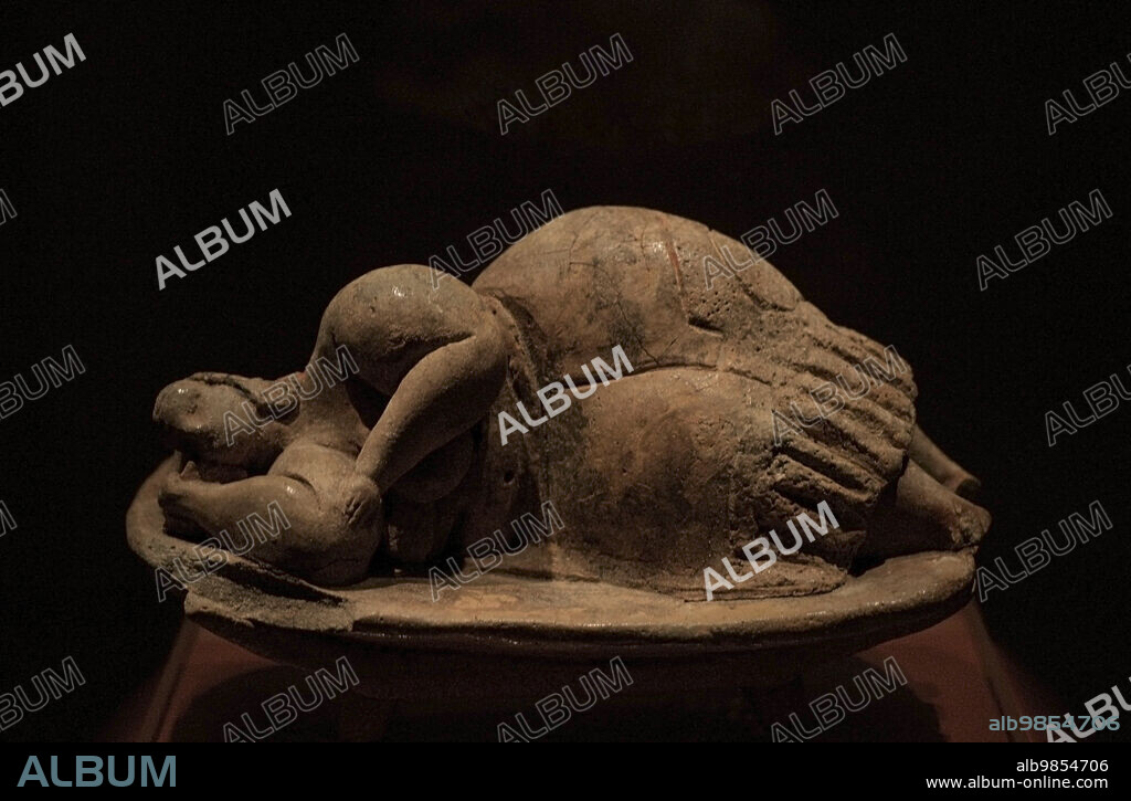 Período Neolítico. Edad de los Templos (3600 al 2500 a.C.). La Dama Durmiente. Estatuilla de arcilla hallada en una cámara funeraria del hipogeo de Hal Saflieni, Malta. Datada alrededor de 3000 a.C. Museo Nacional de Arqueología. La Valeta. Malta.