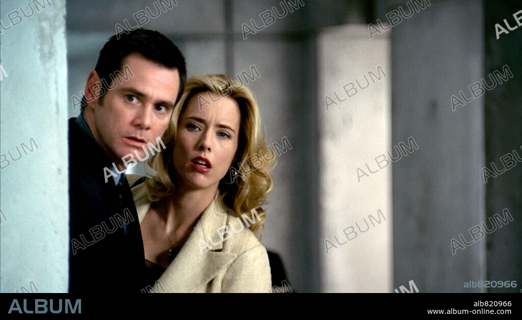JIM CARREY and TEA LEONI in FUN WITH DICK AND JANE, 2005, directed by DEAN PARISOT. Copyright COLUMBIA PICTURES / SONY PICTURES.