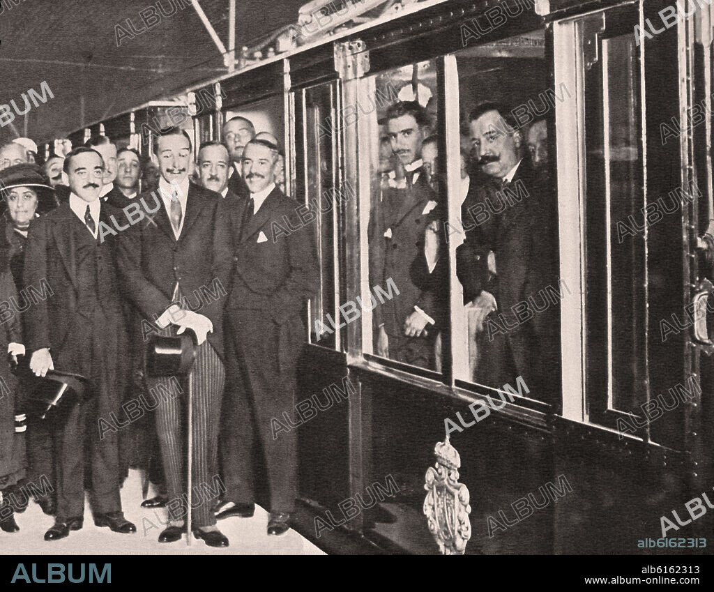 ALFONSO XIII INAUGURA EL METRO DE MADRID JUNTO A MIGUEL OTAMENDI EN EL AÑO 1919.