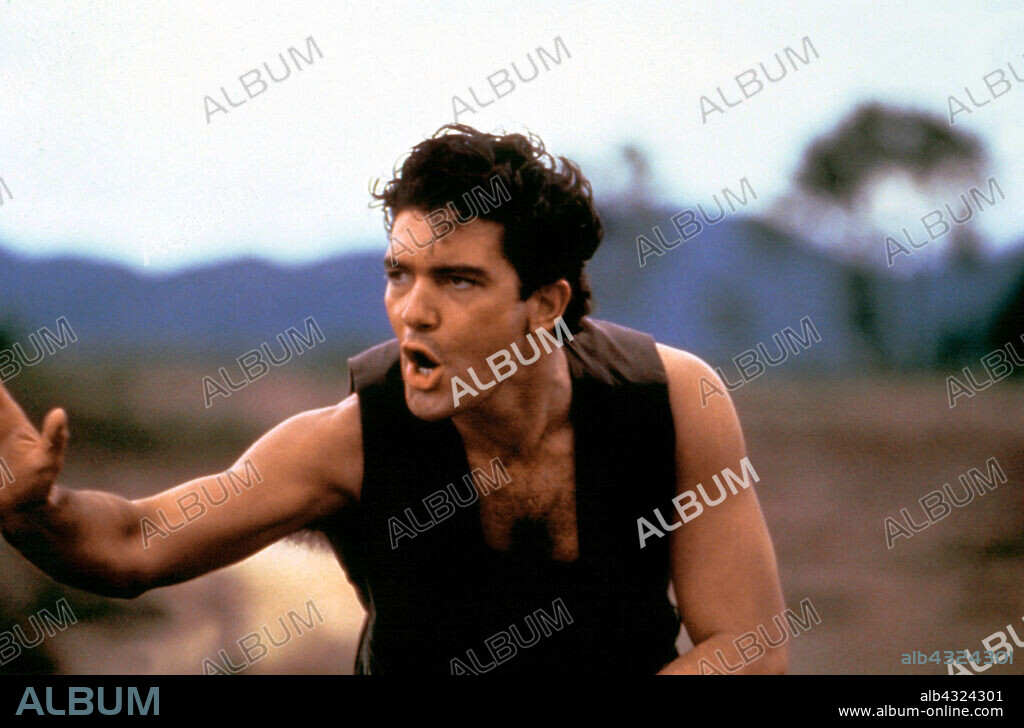 ANTONIO BANDERAS en LA CASA DE LOS ESPÍRITUS, 1993 (HOUSE OF THE SPIRITS), dirigida por BILLE AUGUST. Copyright SPRING CREEK PRODUCTIONS.